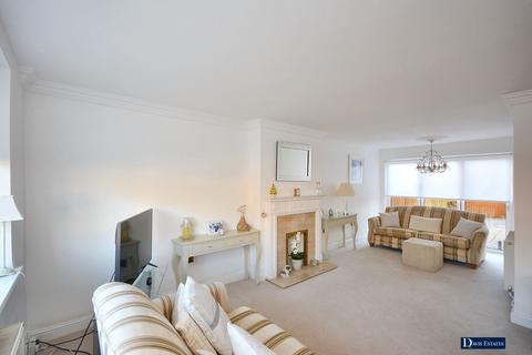 3 bedroom terraced house for sale, Rutland Drive, Hornchurch, RM11