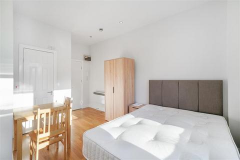 Studio to rent, Gunterstone Road, W14