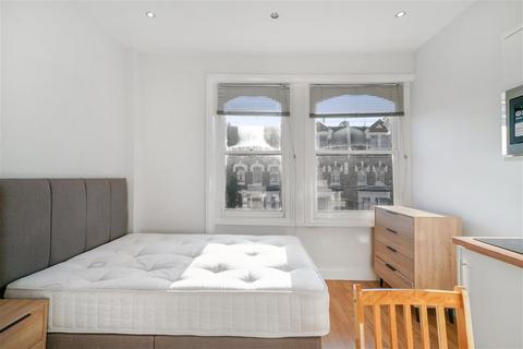 Studio to rent, Gunterstone Road, W14