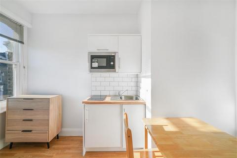 Studio to rent, Gunterstone Road, W14