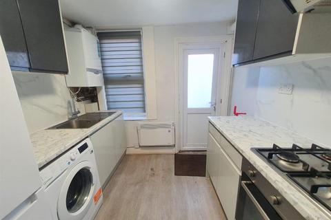 3 bedroom flat to rent, Cavendish Road, London