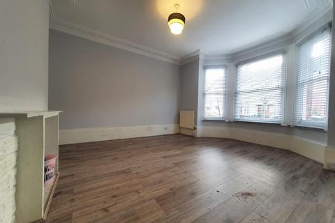 3 bedroom flat to rent, Cavendish Road, London