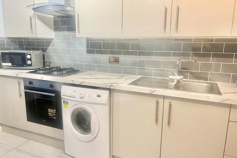 3 bedroom flat to rent, London, SW9