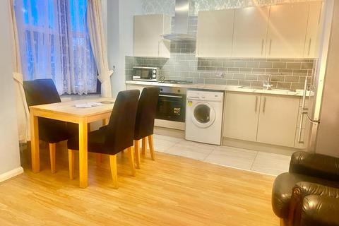 3 bedroom flat to rent, London, SW9