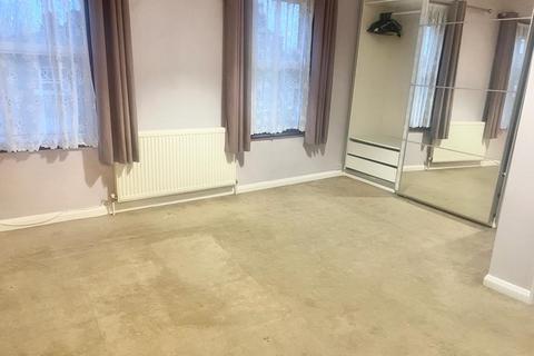 3 bedroom flat to rent, London, SW9