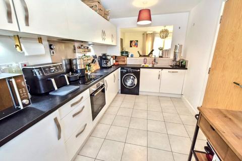 3 bedroom townhouse for sale, Holts Crest Way, Leeds, West Yorkshire