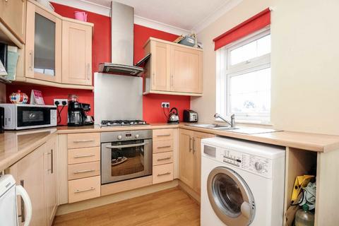 3 bedroom flat to rent, Tilehurst Road, London SW18