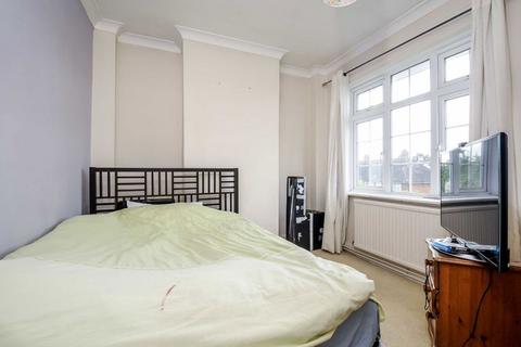 3 bedroom flat to rent, Tilehurst Road, London SW18