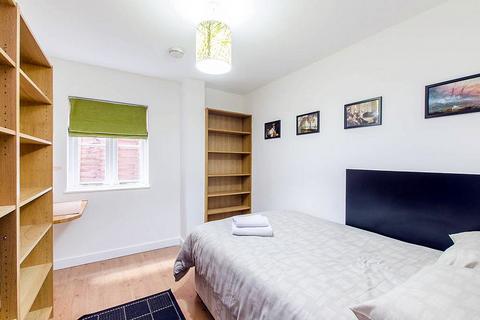 Studio to rent, Finchley Road, Hampstead, London NW3