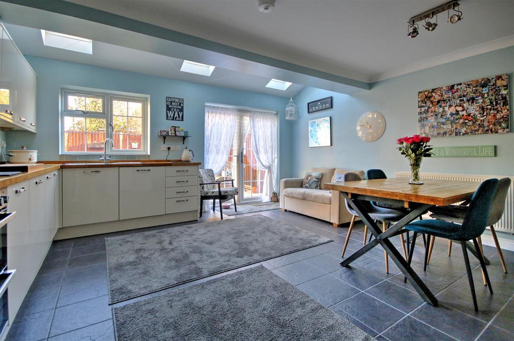 Kitchen/Dining Room: