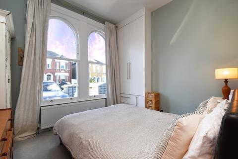 2 bedroom flat for sale, Friern Road