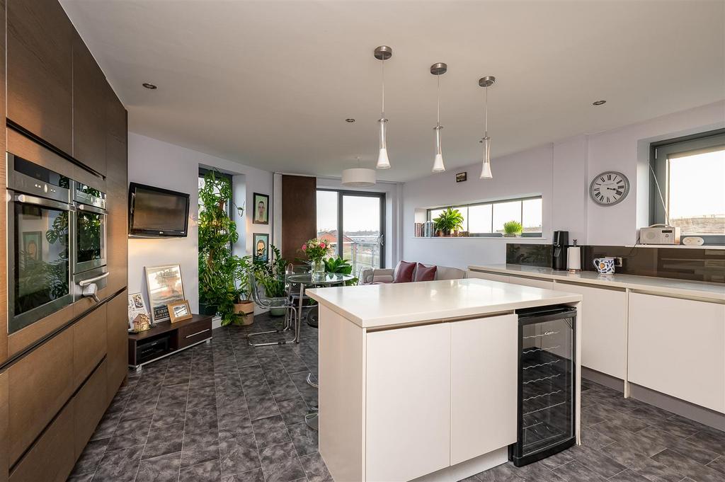 Kitchen / dining