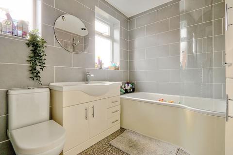 12 Guisborough Road, Nunthorpe, Middlesbrough, TS7 0LB