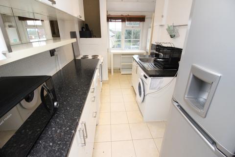 2 bedroom flat to rent, Green Lane, Morden SM4