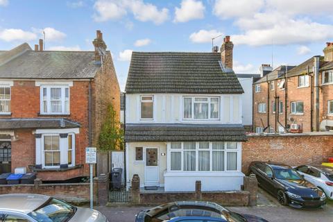 3 bedroom detached house to rent, Victoria Road Coulsdon CR5