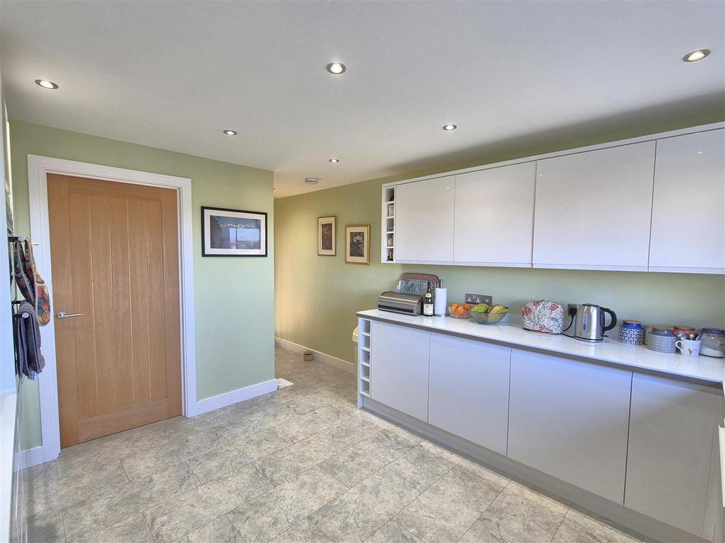 Kitchen 2.jpg