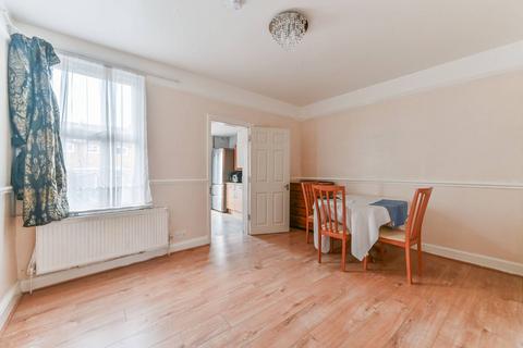 2 bedroom end of terrace house to rent, Lakehall Road, Thornton Heath, CR7