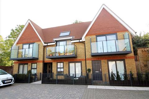 Park Mews, Bushey, WD23.