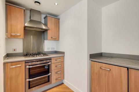 Studio to rent, Bramley Crescent, Ilford, IG2