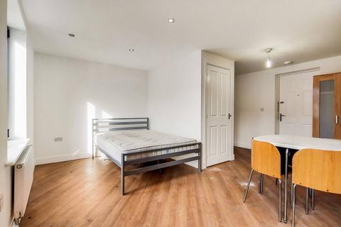 Studio to rent, Bramley Crescent, Ilford, IG2