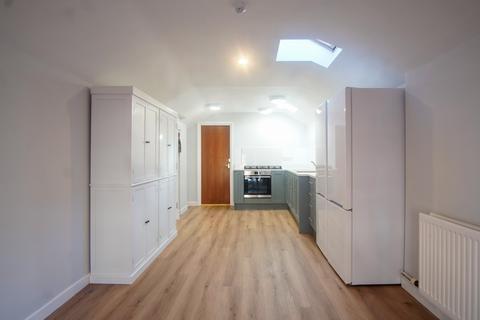 5 bedroom flat to rent, West Street, Bristol BS2