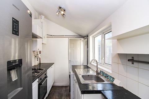 3 bedroom end of terrace house to rent, Sylvan Road, Forest Gate, E7 8BN