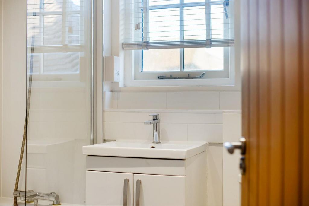 83760 3 Holt Court Brown Street (27).jpg