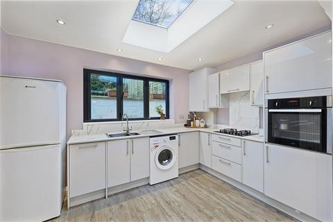 3 bedroom flat for sale, Christchurch Road, London N8