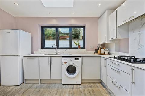 3 bedroom flat for sale, Christchurch Road, London N8