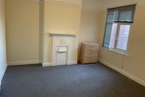 2 bedroom flat to rent, London Road, Westcliff-on-Sea SS0