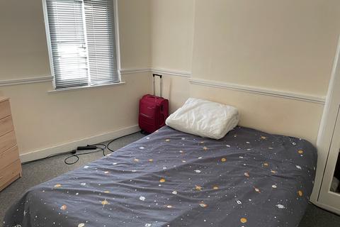 2 bedroom flat to rent, London Road, Westcliff-on-Sea SS0