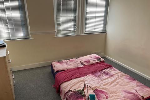 2 bedroom flat to rent, London Road, Westcliff-on-Sea SS0