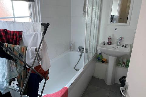 2 bedroom flat to rent, London Road, Westcliff-on-Sea SS0