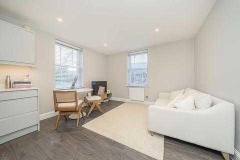 2 bedroom flat for sale, Baker Street, Weybridge KT13