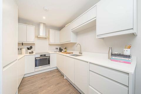 2 bedroom flat for sale, Baker Street, Weybridge KT13