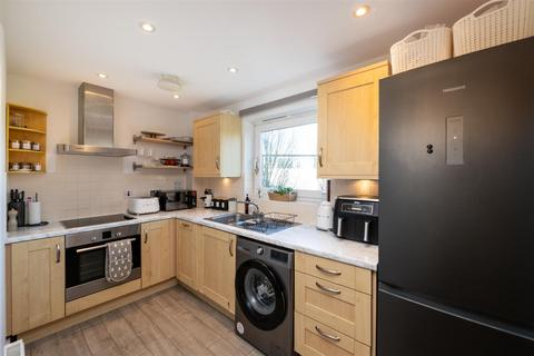 2 bedroom flat for sale, Goodworth Road, Redhill