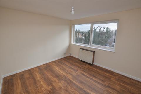 2 bedroom flat to rent, Cedarwood Drive, St Albans