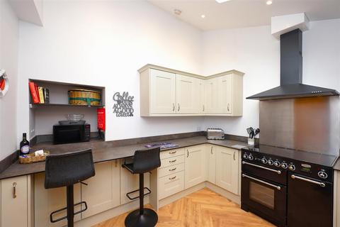 2 bedroom end of terrace house to rent, Hodgson Terrace / The Hill