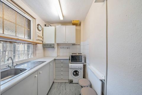 Studio to rent, Gatliff Close, Pimlico, London, SW1W