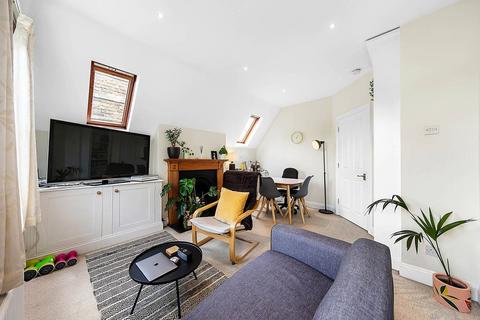 2 bedroom flat for sale, Bolingbroke Grove, Between the Commons, London, SW11