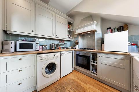 2 bedroom flat for sale, Bolingbroke Grove, Between the Commons, London, SW11