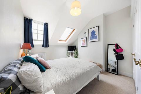 2 bedroom flat for sale, Bolingbroke Grove, Between the Commons, London, SW11