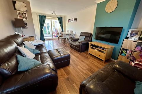 24 Avon Crescent, Alcester, B49 6BJ