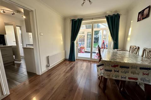24 Avon Crescent, Alcester, B49 6BJ