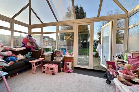 24 Avon Crescent, Alcester, B49 6BJ