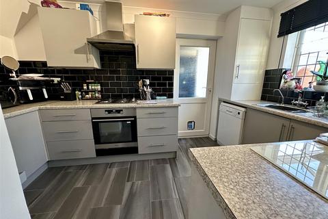 24 Avon Crescent, Alcester, B49 6BJ