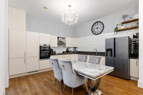 21, Ashford Court Glanville Way, Epsom, KT19 8LR