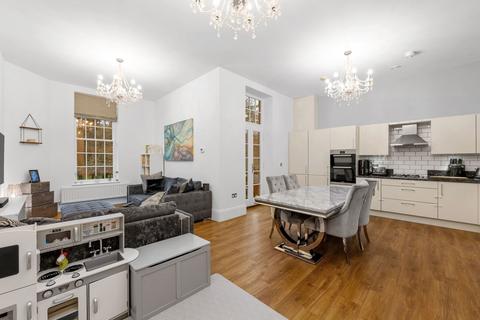 21, Ashford Court Glanville Way, Epsom, KT19 8LR