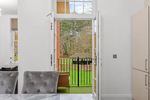 21, Ashford Court Glanville Way, Epsom, KT19 8LR