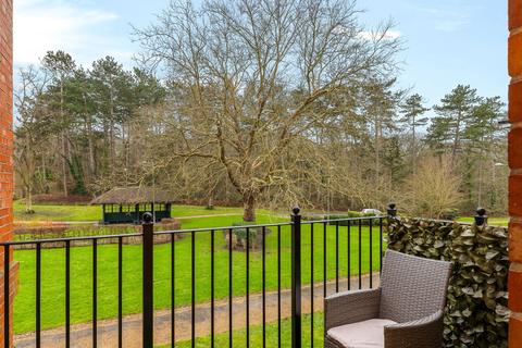 21, Ashford Court Glanville Way, Epsom, KT19 8LR
